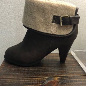 Cute booties with fur accent